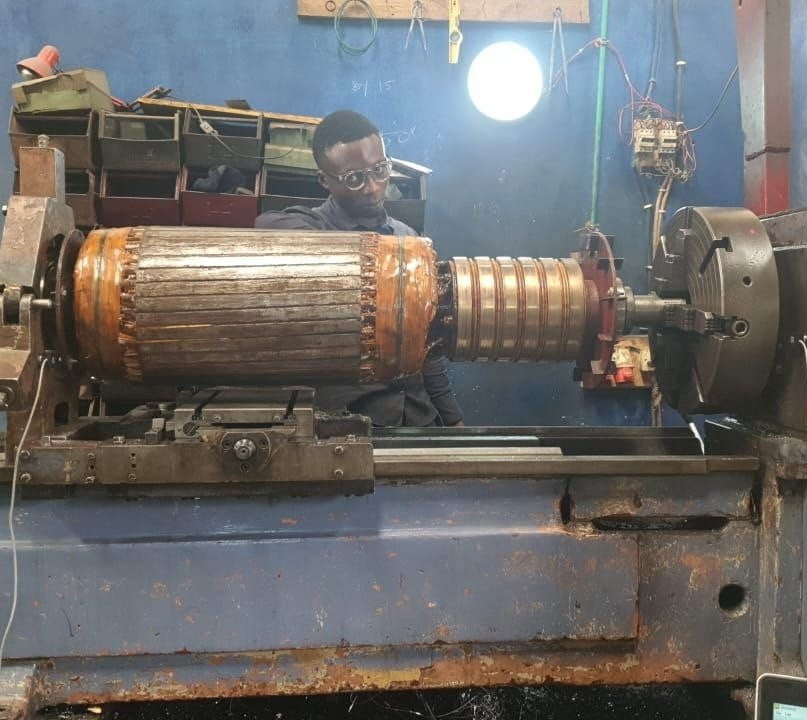 Equilibratura del rotore di un grande motore elettrico: un ingegnere esegue la procedura di equilibratura dinamica su una macchina specializzata