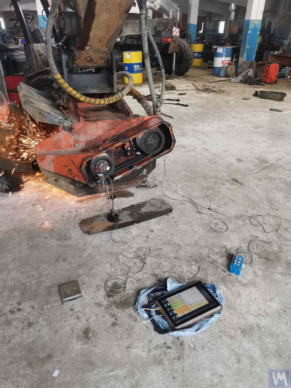 Equilibratura del rotore di un trituratore forestale su un banco specializzato con sensori