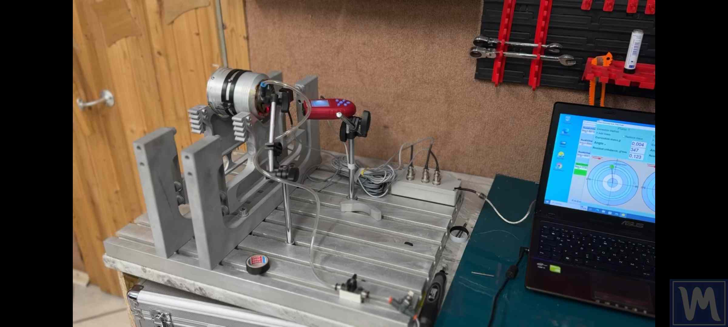 Rotore di turbina a vapore su una macchina equilibratrice in officina