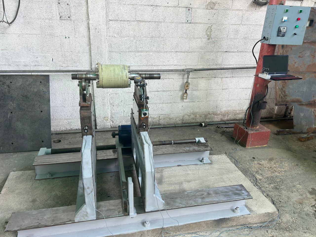 Altra vista di un banco ammodernato che equilibra una turbina a gas.