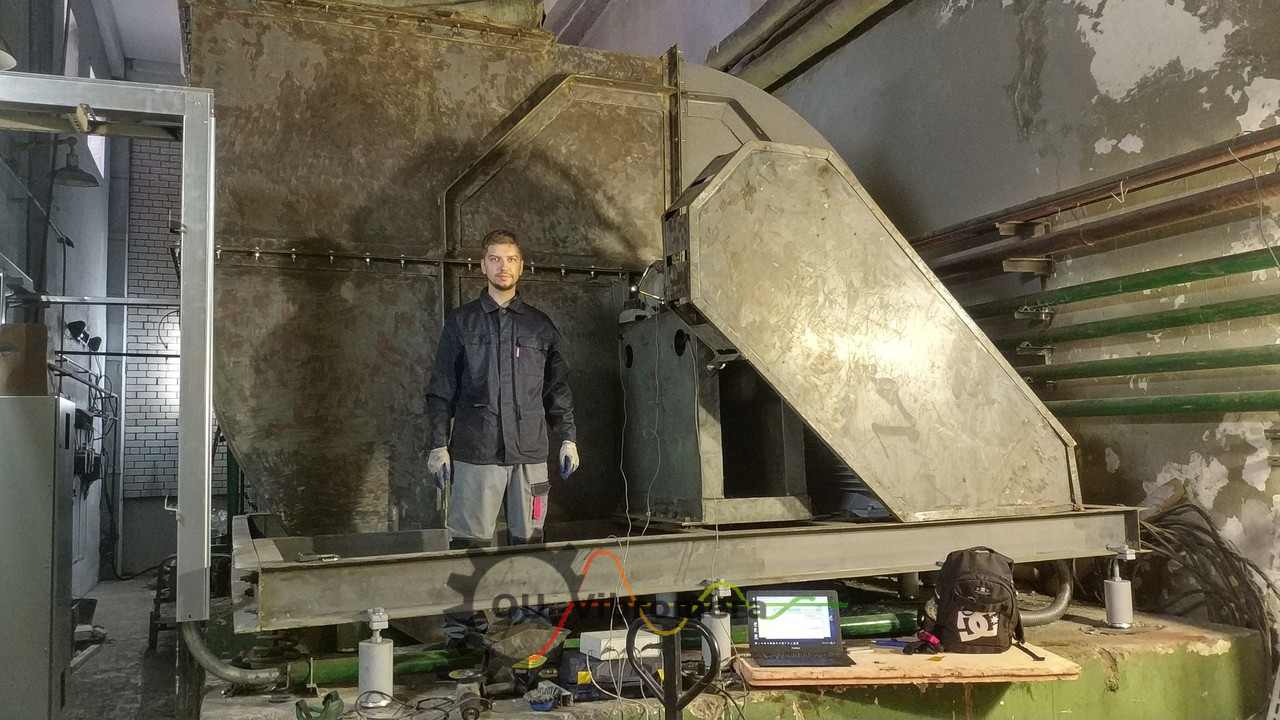 Ingegnere che esegue equilibratura sul campo di un ventilatore industriale utilizzando attrezzatura portatile