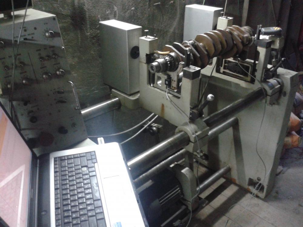 Ammodernamento di un vecchio banco Schenck con Balanset-1A OEM per equilibrare un albero a gomiti.