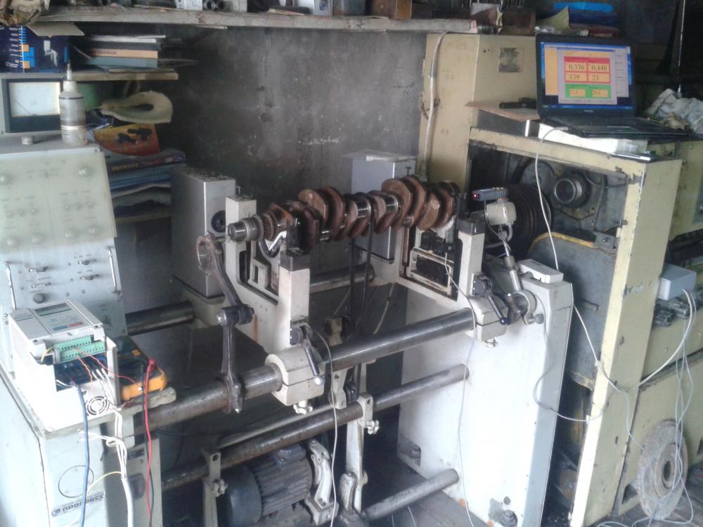 Primo piano dell'integrazione del Balanset-1A OEM nel controllo di un vecchio banco di equilibratura.